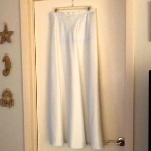 White Cachet Lined Satin Skirt in Size 10.